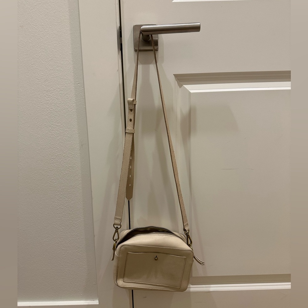 Brand new w tags  Madewell camera bag.   found it in my daughter’s closet